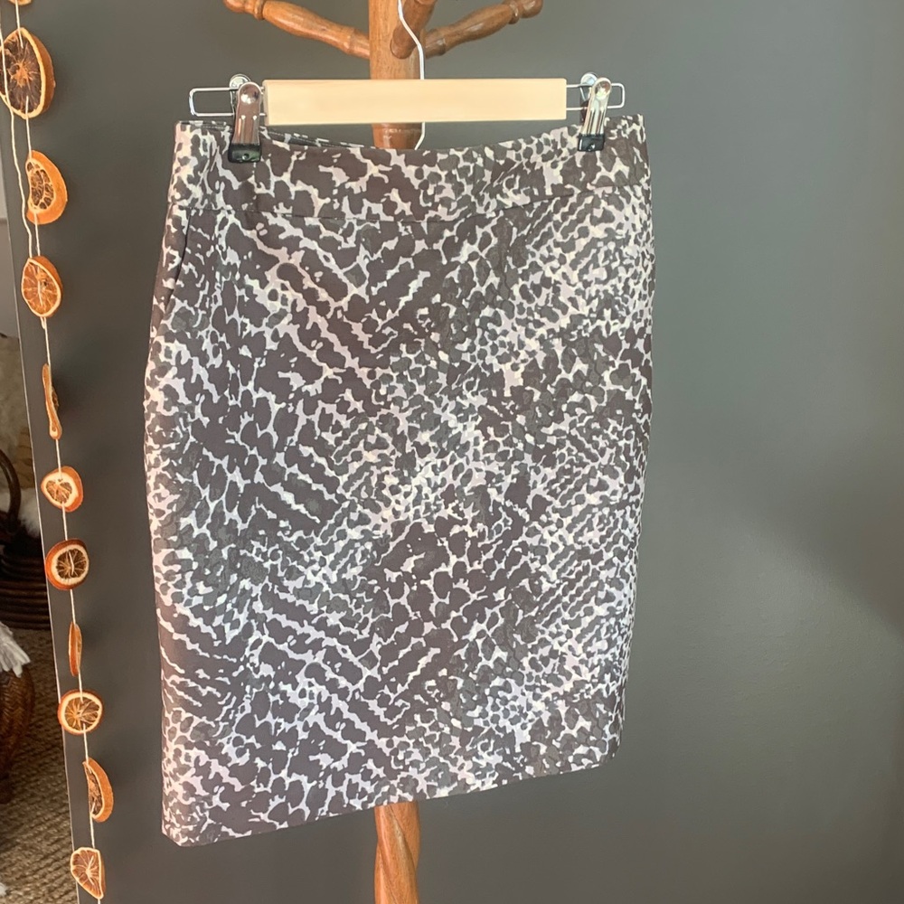 LOFT Black and White Abstract Print Pencil Skirt